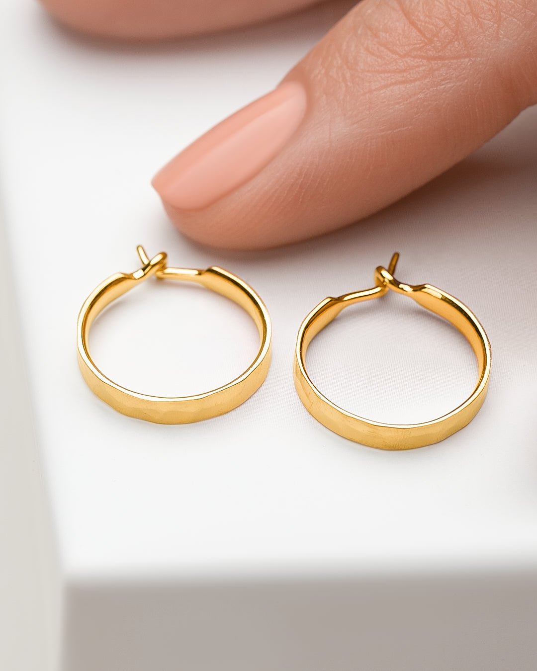 Are Hoop Earrings Still in Style? - Lunai Jewelry