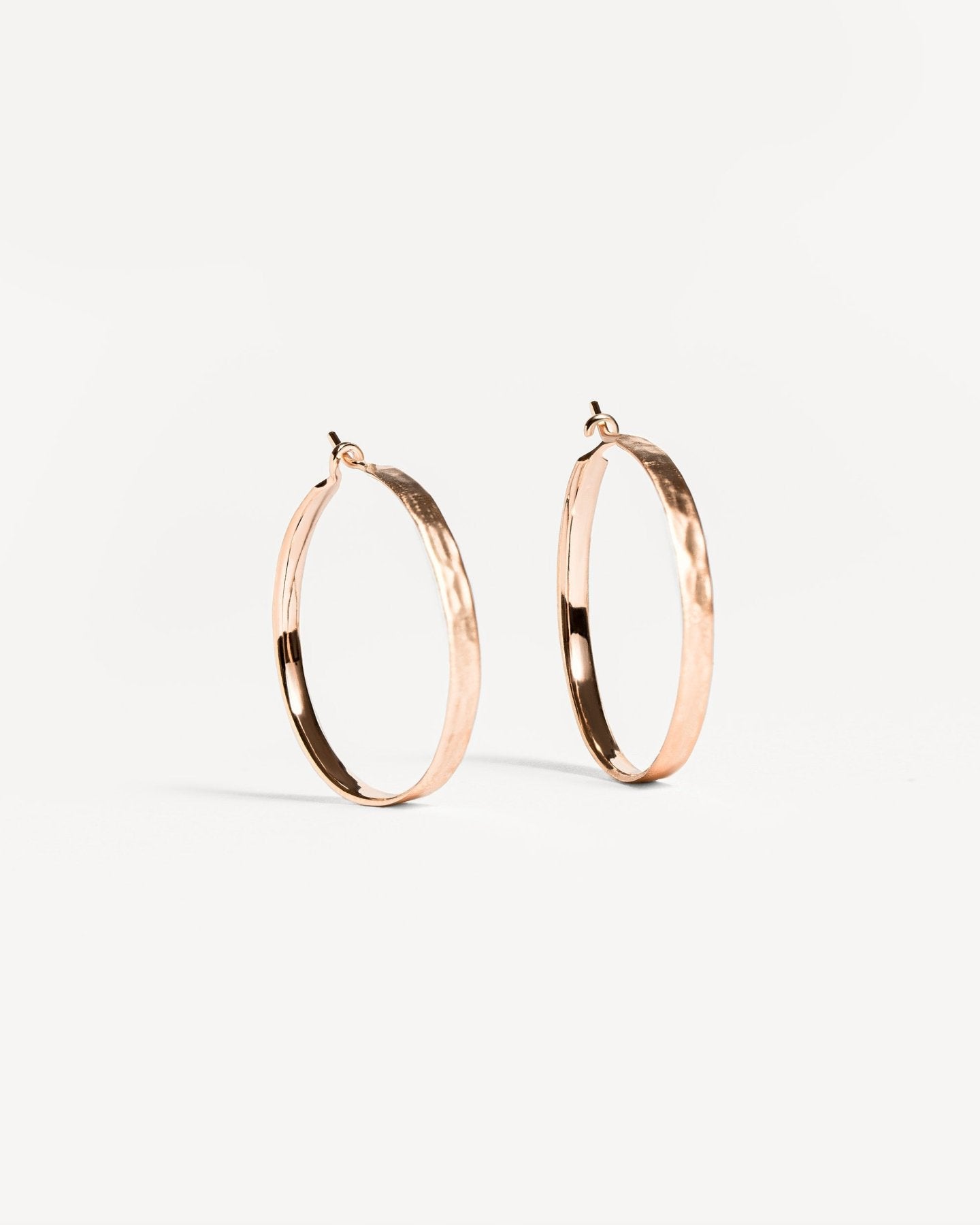Rose gold matte hammered hoop earring – handmade and sustainable design.