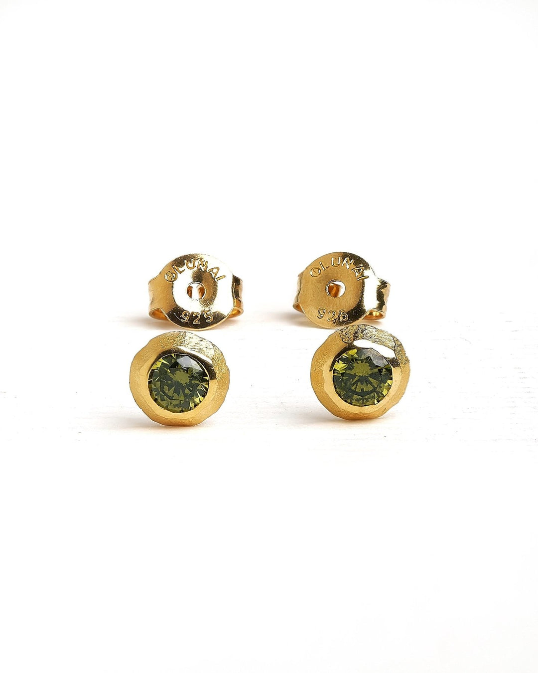 Gold stud earrings with green stone on a white background – minimalist design with a green gemstone in a gold bezel setting.