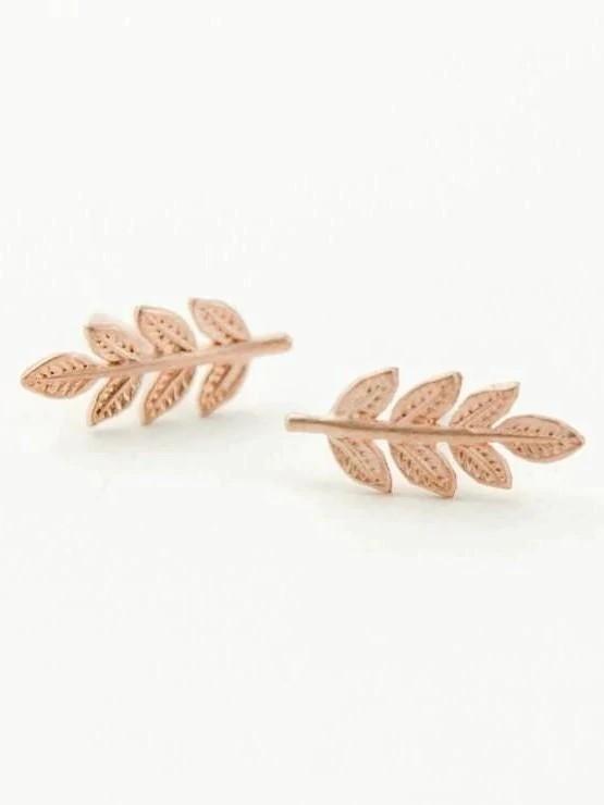 Gudrun leaf studs in rose gold plated — soft tone with classic botanical shape.