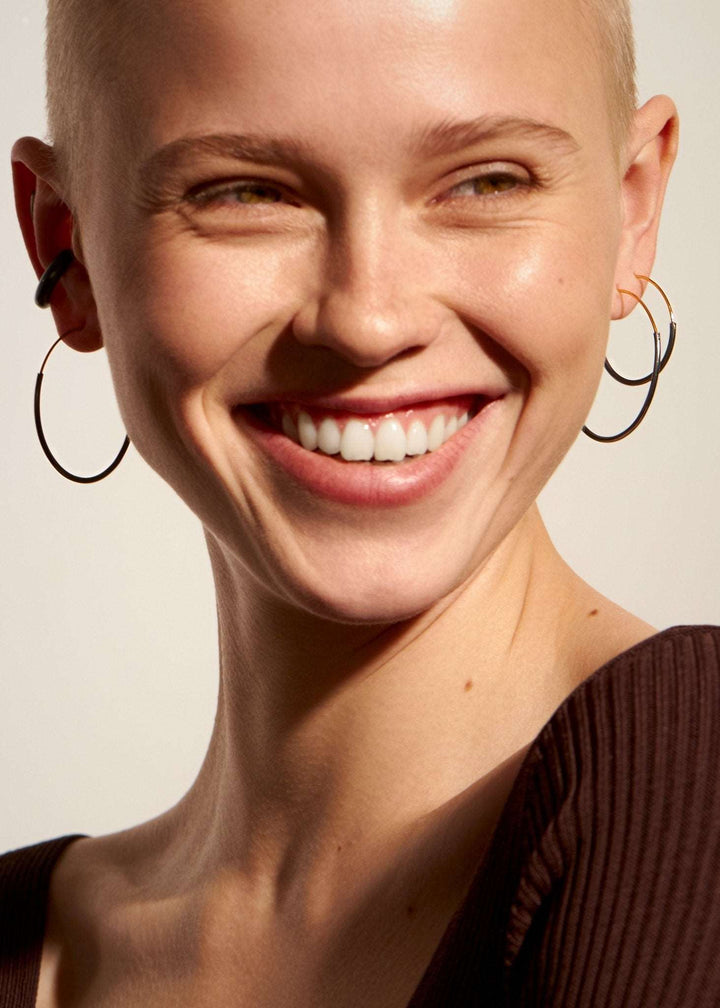 Kim oxidized silver hoop earring — worn with a joyful look, minimal and bold.