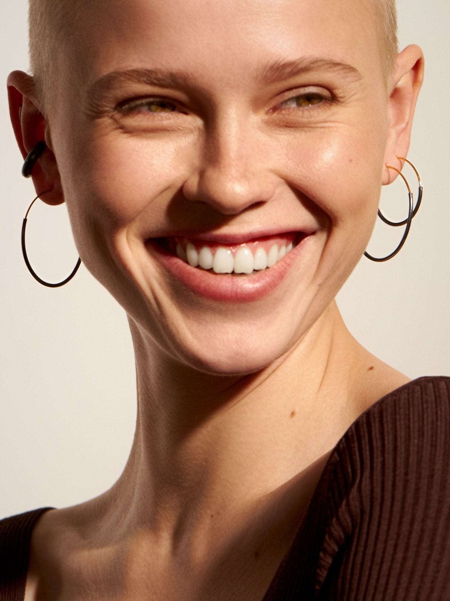 Kim oxidized silver hoop earring — worn with a joyful look, minimal and bold.