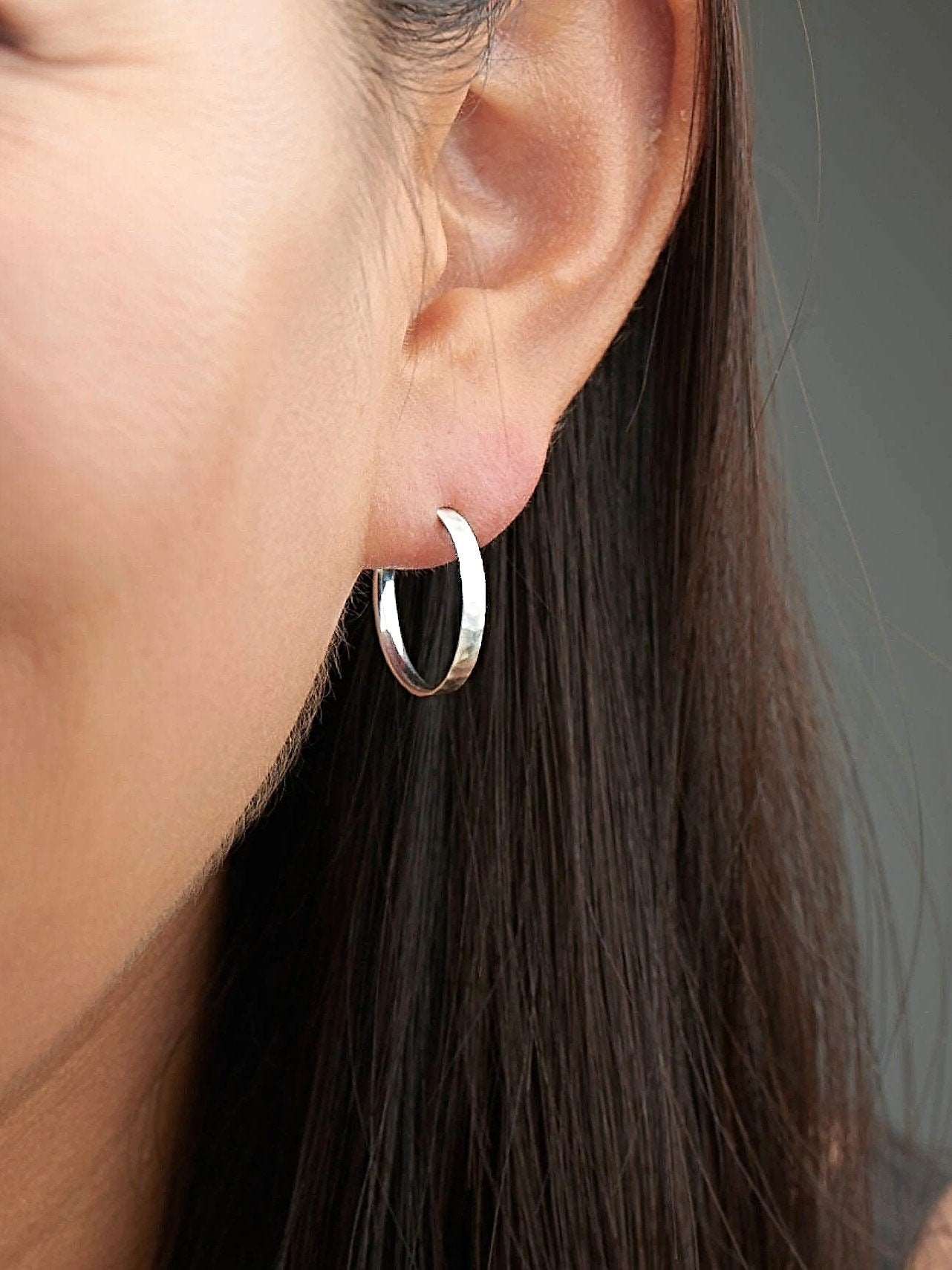 Model wearing medium hammered 925 sterling silver matte hoop earrings – minimalist and stylish