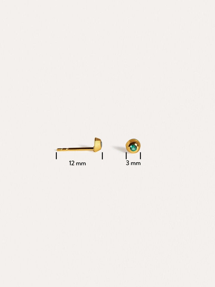 Gold stud earring size guide with measurement comparison.