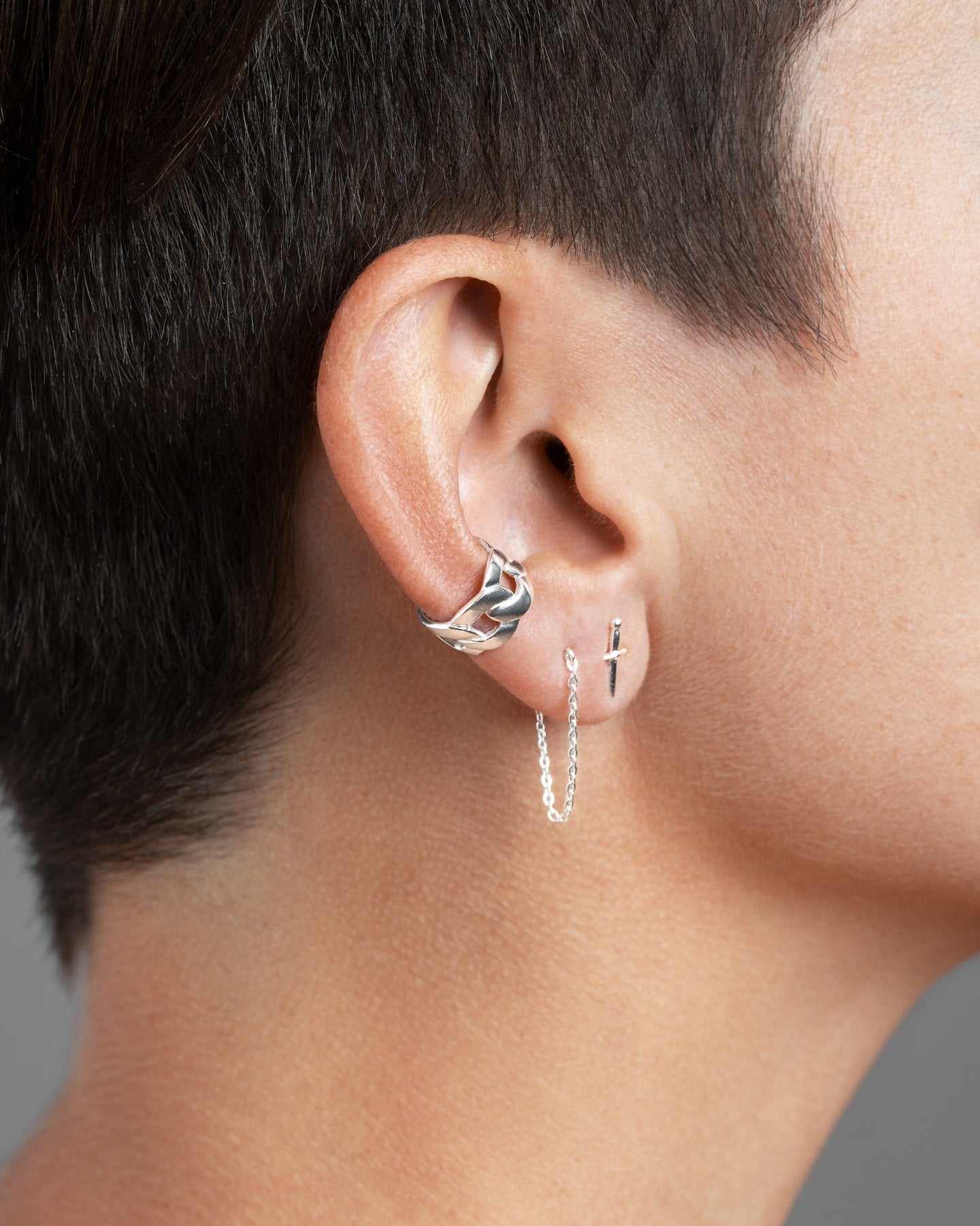 Model showcasing Wanda chain earrings – timeless 925 sterling silver jewelry