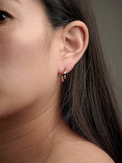 Suegue Dainty Huggie Hoop Earrings - 18K Rose Gold PlatedankorBackUpItemsLunai Jewelry