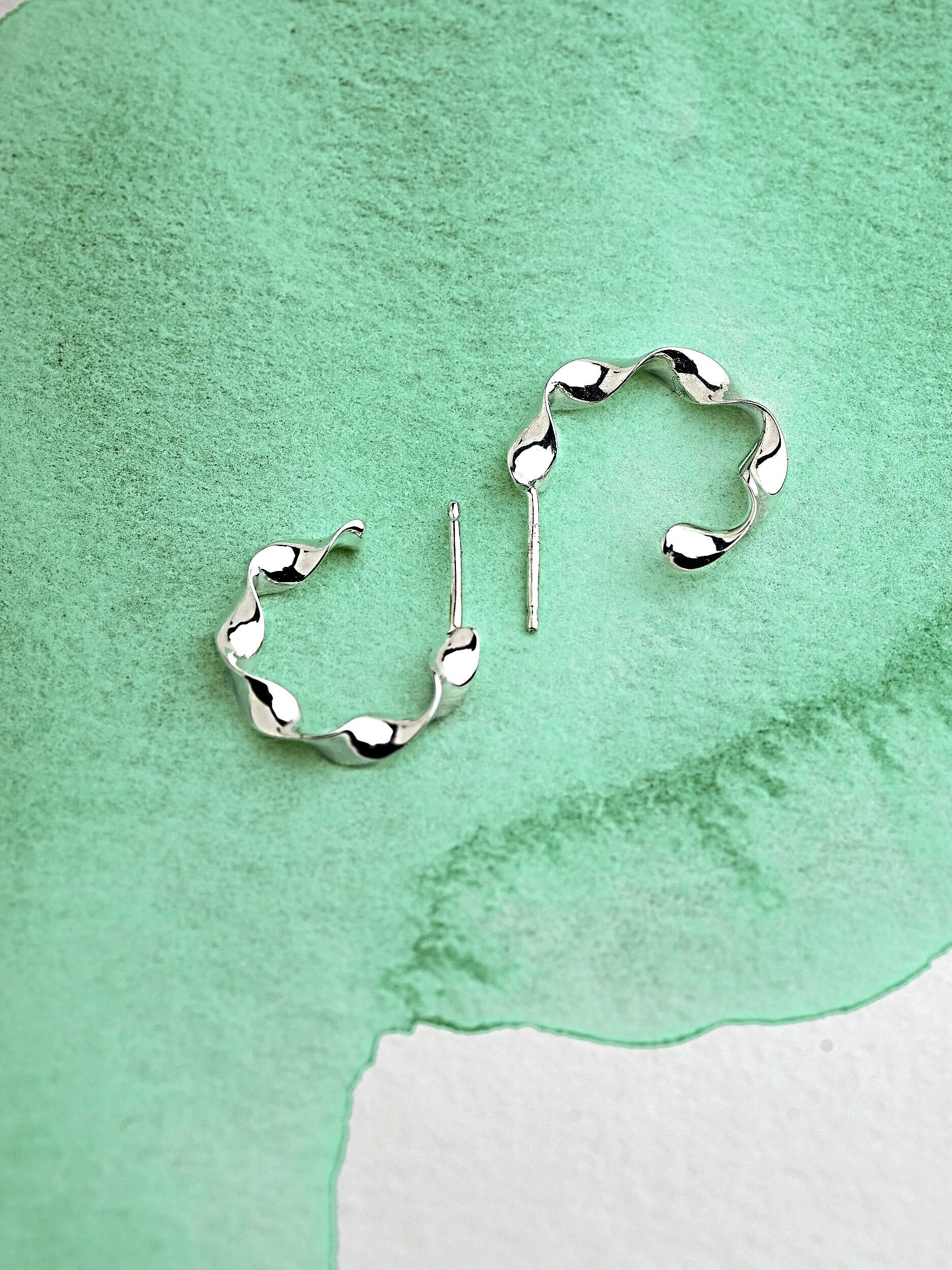 Suegue Dainty Huggie Hoop Earrings - 925 Sterling SilverankorBackUpItemsLunai Jewelry